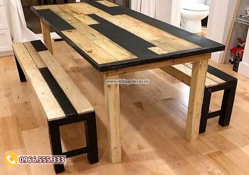 Bàn ăn BG17 mặt ghép ván sáng và ván đen xen kẽ, hai ghế băng cùng kiểu, đặt trên sàn gỗ