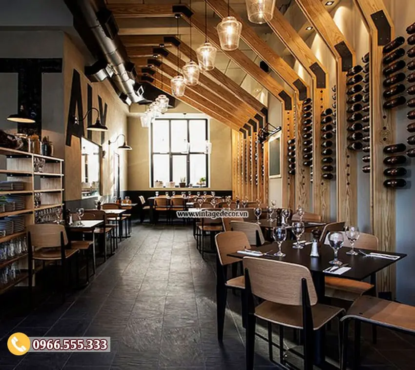 Sảnh bar rượu vang BR03 có sườn gỗ chạy từ tường lên trần, chai vang xếp nằm trong vách, bàn ghế gỗ