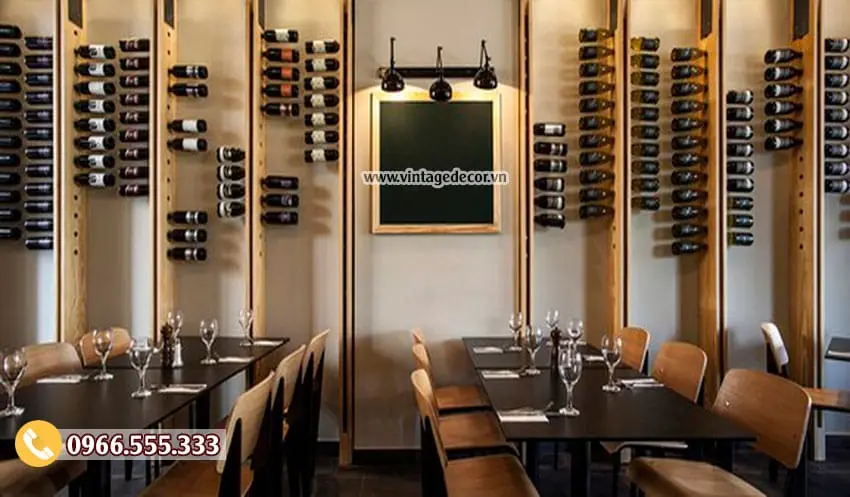Tường bar BR03 treo chai vang thành từng cột dọc giữa các trụ gỗ, ở giữa là bảng đen