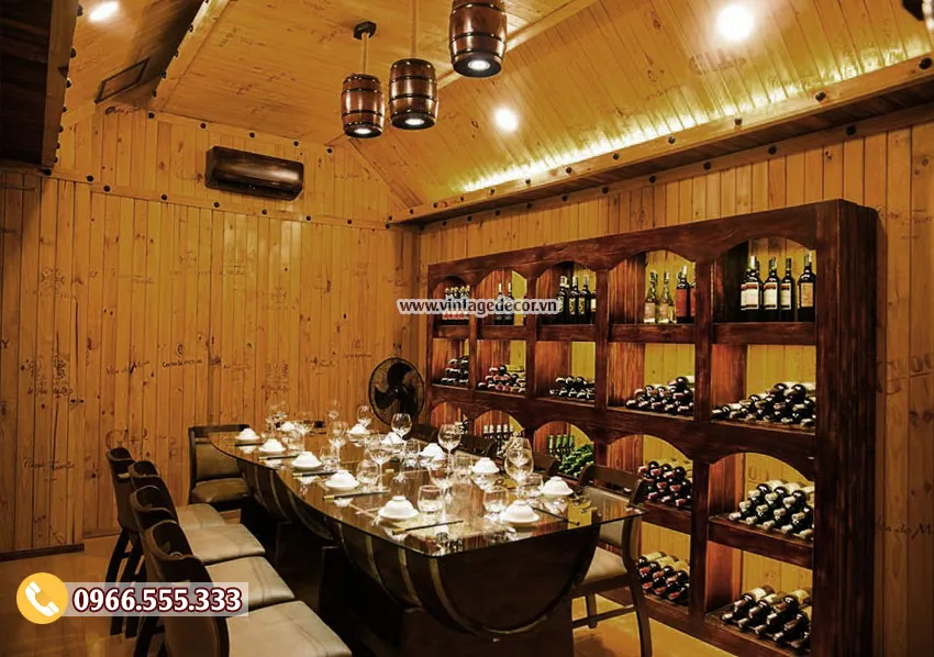 Phòng hầm rượu nhà hàng BR57 ốp ván thông, bàn dài, đèn thùng và tủ vòm gỗ sẫm xếp rượu