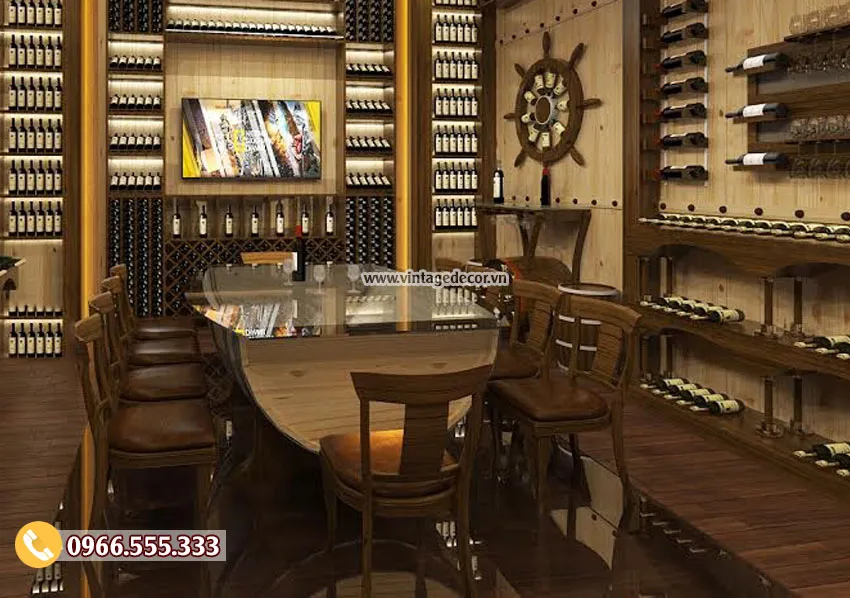 BR56: bàn kính dài, tường cuối gắn màn hình, hai bên là cột kệ chai và bánh lái tàu
