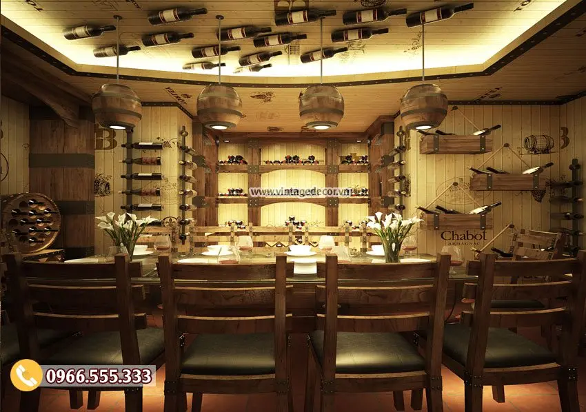 BR53: phòng VIP với bàn dài, đèn thùng gỗ thả thấp, kệ ngắn gắn tường và chai treo trên trần
