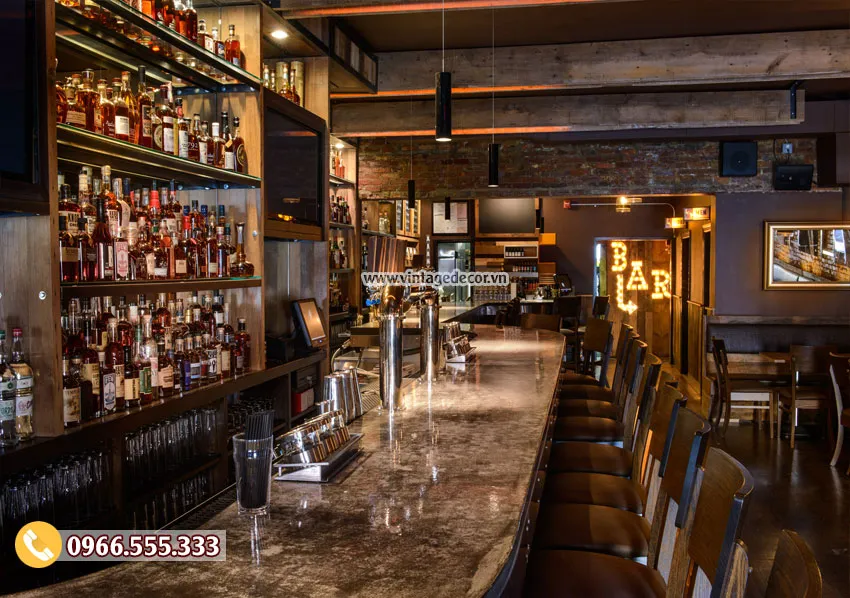 Quán bar rượu vang BR47: quầy dài mặt đá, kệ rượu cao sau quầy, ghế bar và vòi bia