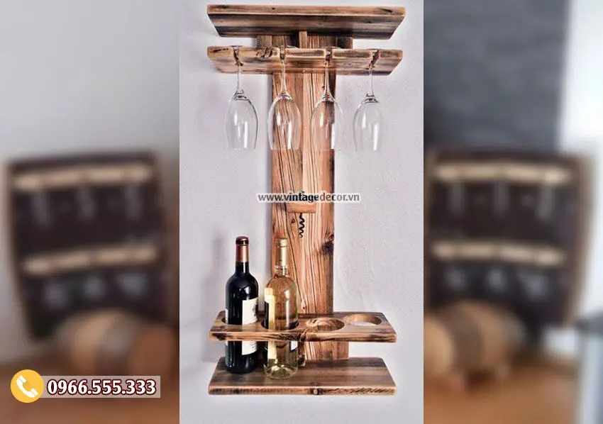 Kệ rượu KR18 dạng cột gỗ cháy đứng gắn tường, thanh trên treo bốn ly chân cao, tầng dưới giữ hai chai đứng
