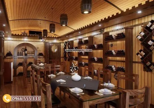 Quầy bar rượu gỗ cổ điển – phòng ốp gỗ, vòm chai cuối phòng, kệ chai giữa trụ, đèn thả hình thùng rượu