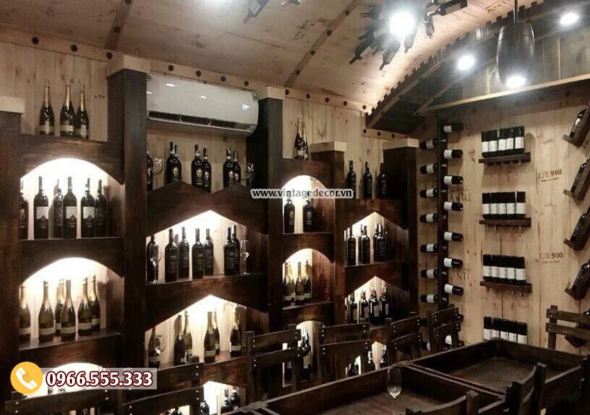 Dãy hốc vòm có đèn trưng chai đứng trong hầm BR92, bên cạnh là ray gỗ giữ chai trên tường ván