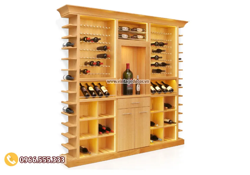 Tủ rượu gỗ sáng có đèn hắt trong ô, hai bên cánh gắn chốt cài chai nằm ngang