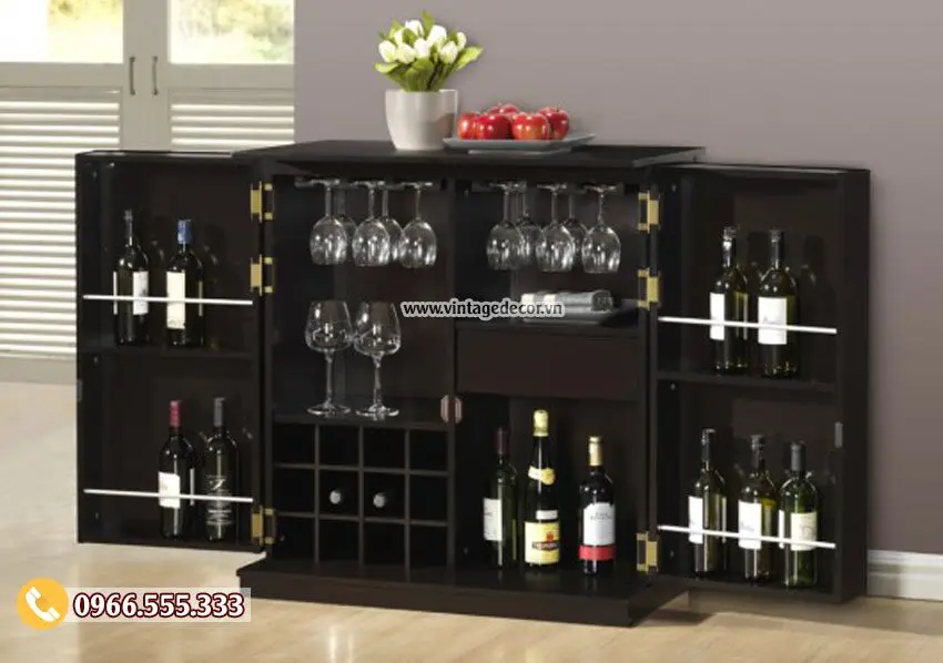 Tủ bar sơn đen mở cánh, ly treo giữa, ô vuông chai nằm, cánh có kệ chai đứng