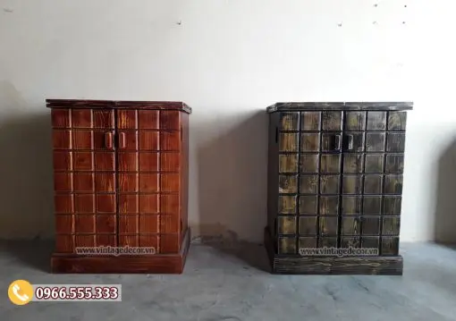 tr7c Hai tủ TRM01 đóng – tông nâu đỏ và tông sẫm cạnh nhau