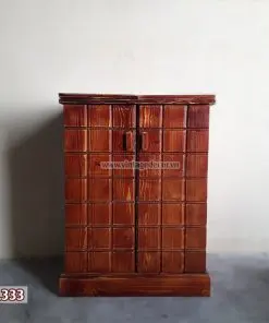 Tủ rượu TRM01 đóng – hai cánh ô vuông nổi như bàn cờ
