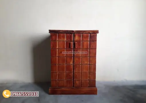 Tủ rượu vang trang trí phòng khách TRM01 Tủ rượu TRM01 đóng – hai cánh ô vuông nổi như bàn cờ