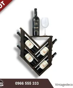 Kệ rượu treo tường hình chữ V sẫm màu, chai nằm trong ô chéo, chai và ly trên đỉnh
