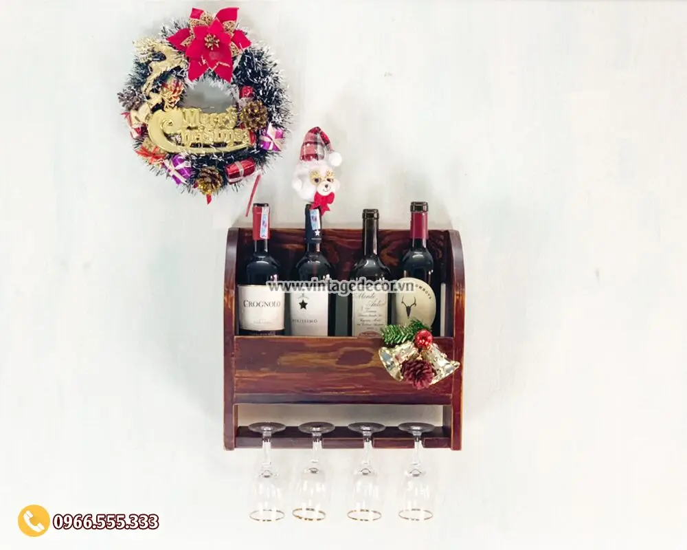 Kệ rượu treo tường gỗ nâu đỏ hông cong, bốn chai vang đứng và bốn ly treo dưới đáy