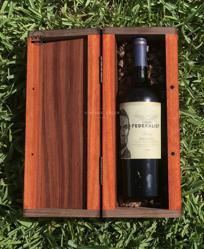 Hộp rượu gỗ quà tặng là món quà ý nghĩa và độc đáo dành cho những dịp đặc biệt. Với chất liệu gỗ tự nhiên và thiết kế sang trọng, hộp rượu sẽ làm cho chai rượu của bạn không chỉ đẹp mắt hơn mà còn giữ được hương vị ngon ngọt của rượu. Hãy để món quà của bạn trở nên đặc biệt và ý nghĩa hơn với hộp rượu gỗ quà tặng.