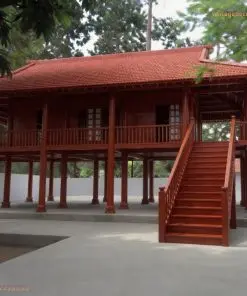 Nhà gỗ homestay S10 nhà sàn – hàng cột đỏ nâu, cầu thang rộng lên hiên, mái ngói đỏ
