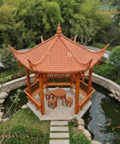 Chòi gỗ T4 – nhìn từ trên, bàn tròn và ghế đẩu, lối đá bước qua hồ