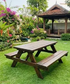 Bộ BG1 trên bãi cỏ, chòi gỗ và hoa giấy phía sau