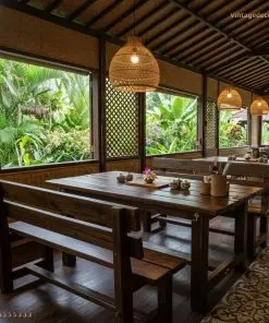 Bộ BG5 dưới hiên có vách mắt cáo, đèn mây treo trên bàn