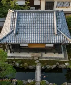 Nhà gỗ Nhật J2 nhìn từ trên – mái ngói xám, phiến đá dài qua hồ tới hiên