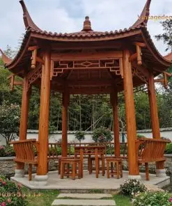 Chòi gỗ T4 – nhìn thẳng, cột tròn nâu cam, ghế tựa cong sát lan can