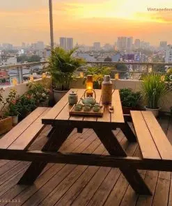 Bộ BG1 trên sân thượng lúc hoàng hôn, ấm trà và đèn bão trên bàn