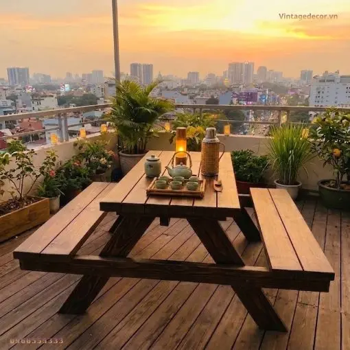 Bàn Ghế Gỗ Chữ A BG1 - Kiểu Picnic Truyền Thống, Gỗ Thông Bộ BG1 trên sân thượng lúc hoàng hôn, ấm trà và đèn bão trên bàn