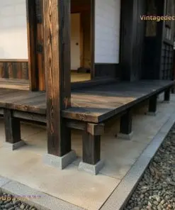 Nhà gỗ Nhật J2 – cận cảnh chân hiên, cột vuông trên đế đá, dải sỏi đen