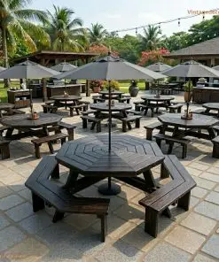 Dãy bàn BG3 có dù che giữa mặt trong sân quán cà phê