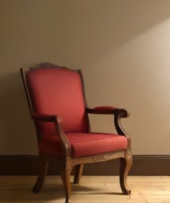 Ghế gỗ vintage bọc nệm, hình minh họa