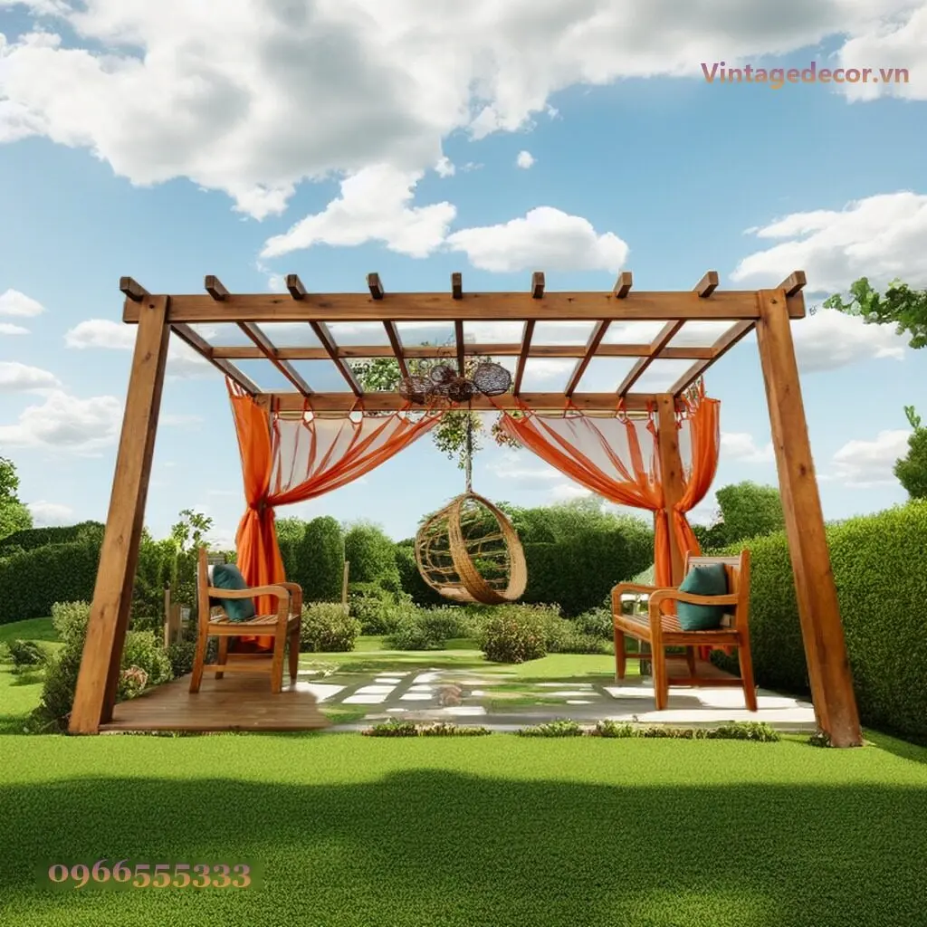 Giàn P19 nhìn chéo, rèm voan cam vén về hai cột, ghế mây treo giữa, hai ghế gỗ đệm xanh trên sàn