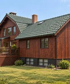 Nhà gỗ homestay S31 – góc bên, khối phụ mái thấp có cửa sổ mái, chân deck nan đan chéo