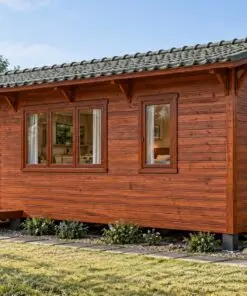 Nhà gỗ homestay S32 – khối dài một tầng, cửa sổ ba cánh, mái đua trên con sơn gỗ