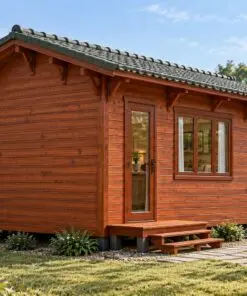 Nhà gỗ homestay S32 – đầu hồi có cửa đi và bậc gỗ, nhà kê trên trụ thấp