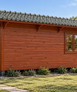 Nhà gỗ homestay S32 – mặt sau vách ván ngang, hai cửa sổ dưới mái đua