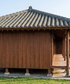 Nhà Gỗ Nhật Bản J84 - Sàn Nâng Hiên Bao Quanh Mái Ngói Nhựa, Gỗ Thông