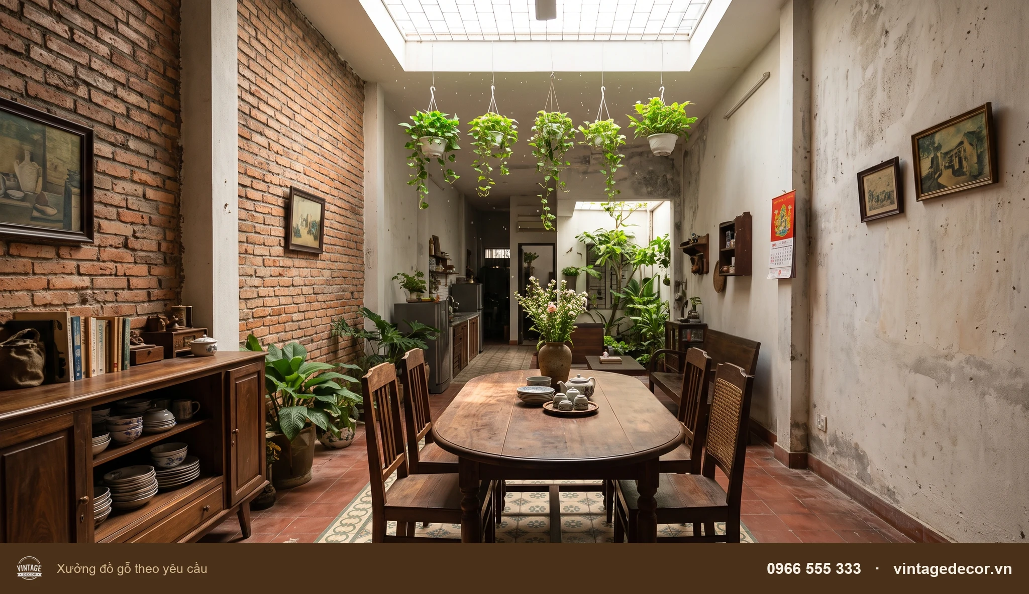 Phòng ăn nhà phố hẹp và dài, bàn gỗ mặt bầu dục chân trụ đặt dọc giữa phòng, sáu ghế gỗ tựa nan, đèn thả phía trên
