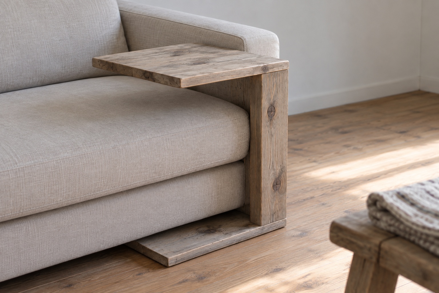 Bàn Gỗ Thông NT36 - Cạnh Sofa Chữ C Mặt Vươn Qua Đệm Ngồi, Gỗ Thông Màu Vintage Bàn Gỗ Thông NT36 - Cạnh Sofa Chữ C Mặt Vươn Qua Đệm Ngồi, Gỗ Thông Màu Vintage