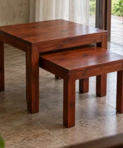 Bàn trà NT38 – hai bàn vuông nâu đỏ, chiếc thấp kéo ra một nửa khỏi gầm