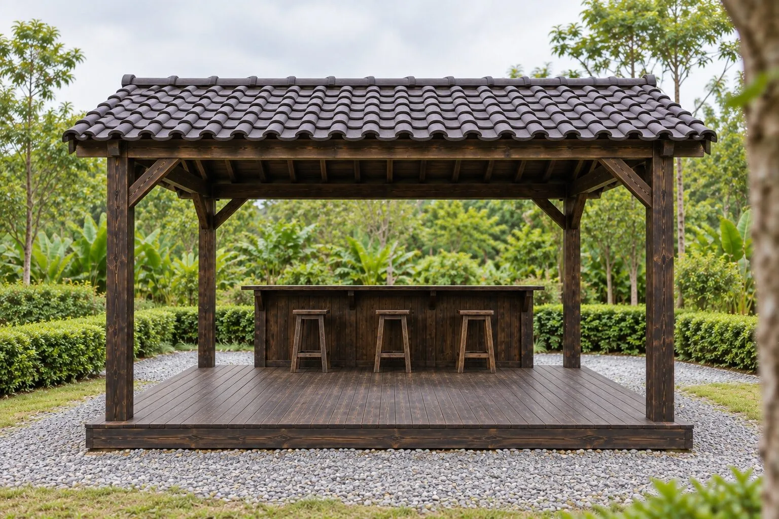 Chòi gỗ T103 nhìn thẳng mặt dài, quầy bar gỗ sẫm chạy gần hết chiều ngang phía sau, ba ghế đẩu cao trước quầy, mái ngói đen
