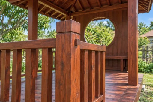 Chòi Gỗ Sân Vườn T139 - Cửa Sổ Tròn Trên Vách Lưng, Gỗ Thông Màu Nâu Đỏ