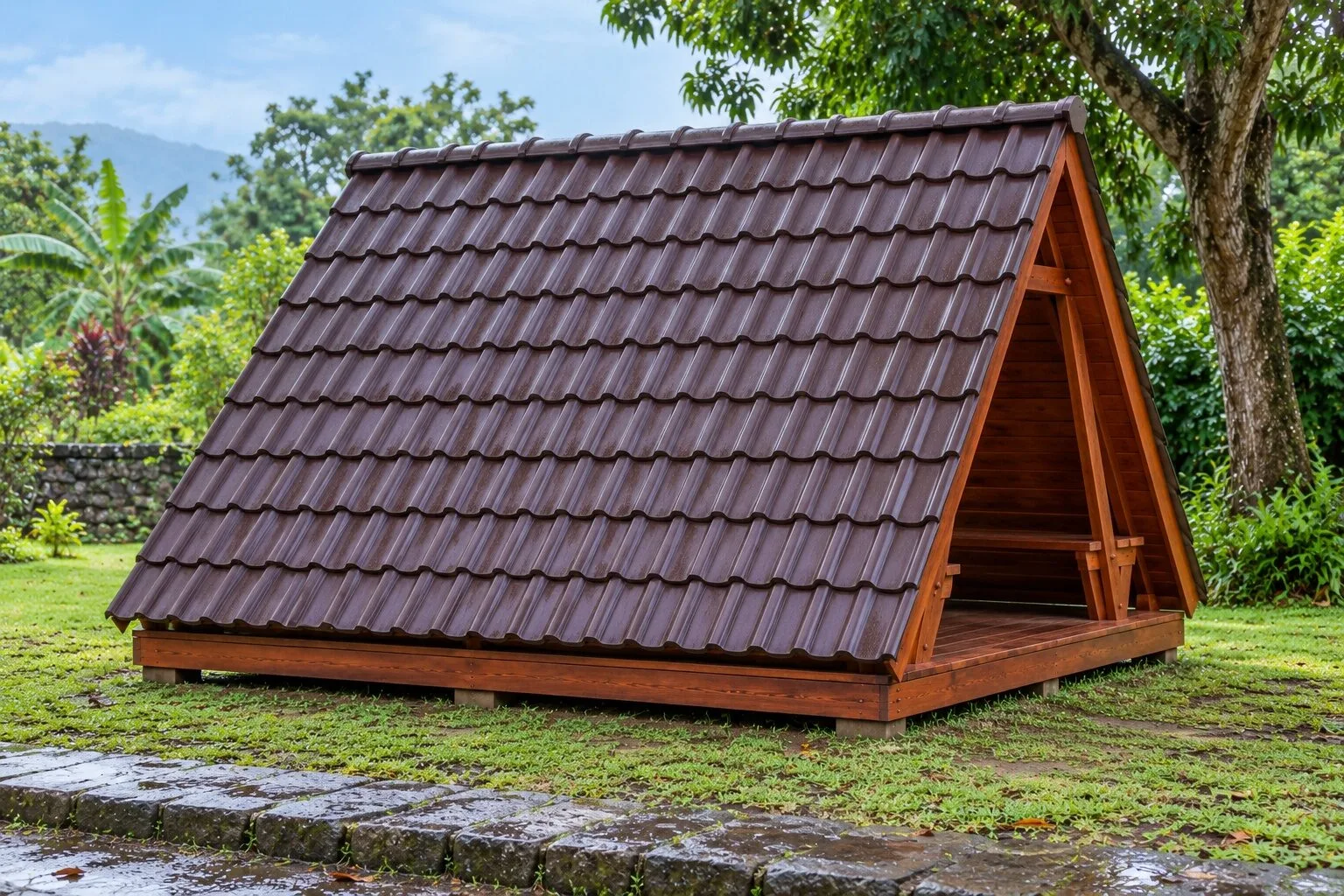 Chòi gỗ T79 nhìn mặt bên: mái ngói nâu sẫm phủ kín từ nóc xuống mép sàn, đầu hồi để hở