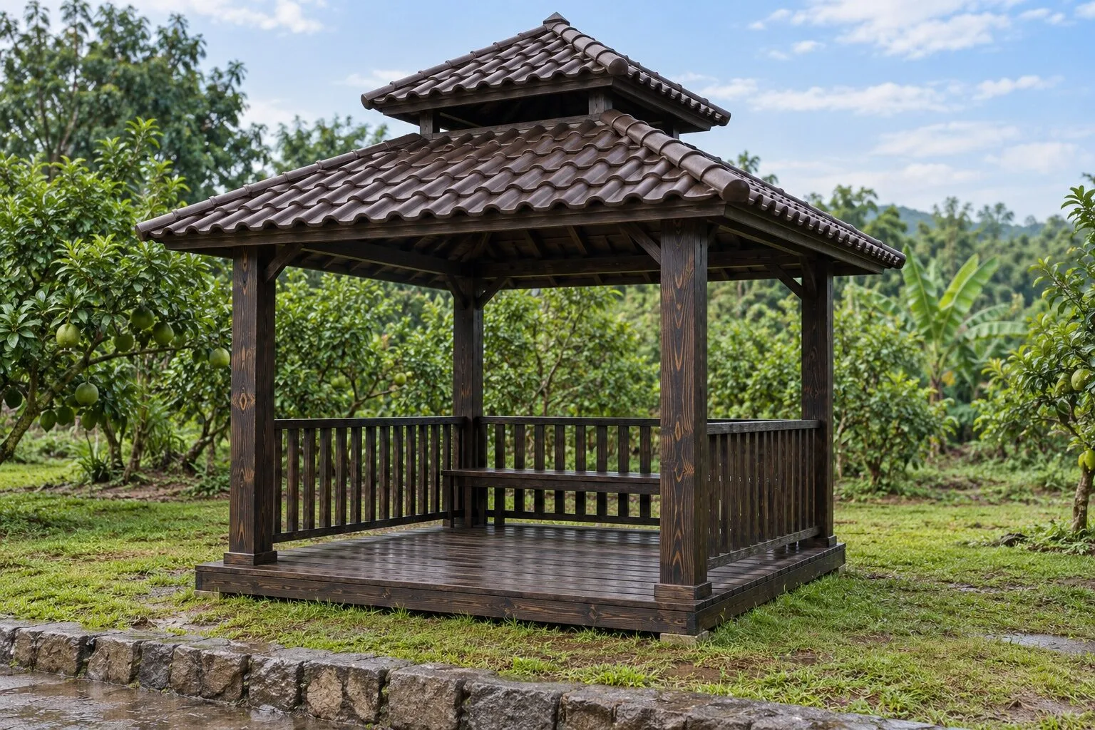 Chòi gỗ vuông màu gỗ cháy, hai lớp mái ngói chồng lên nhau, lan can thấp, trên nền lát đá