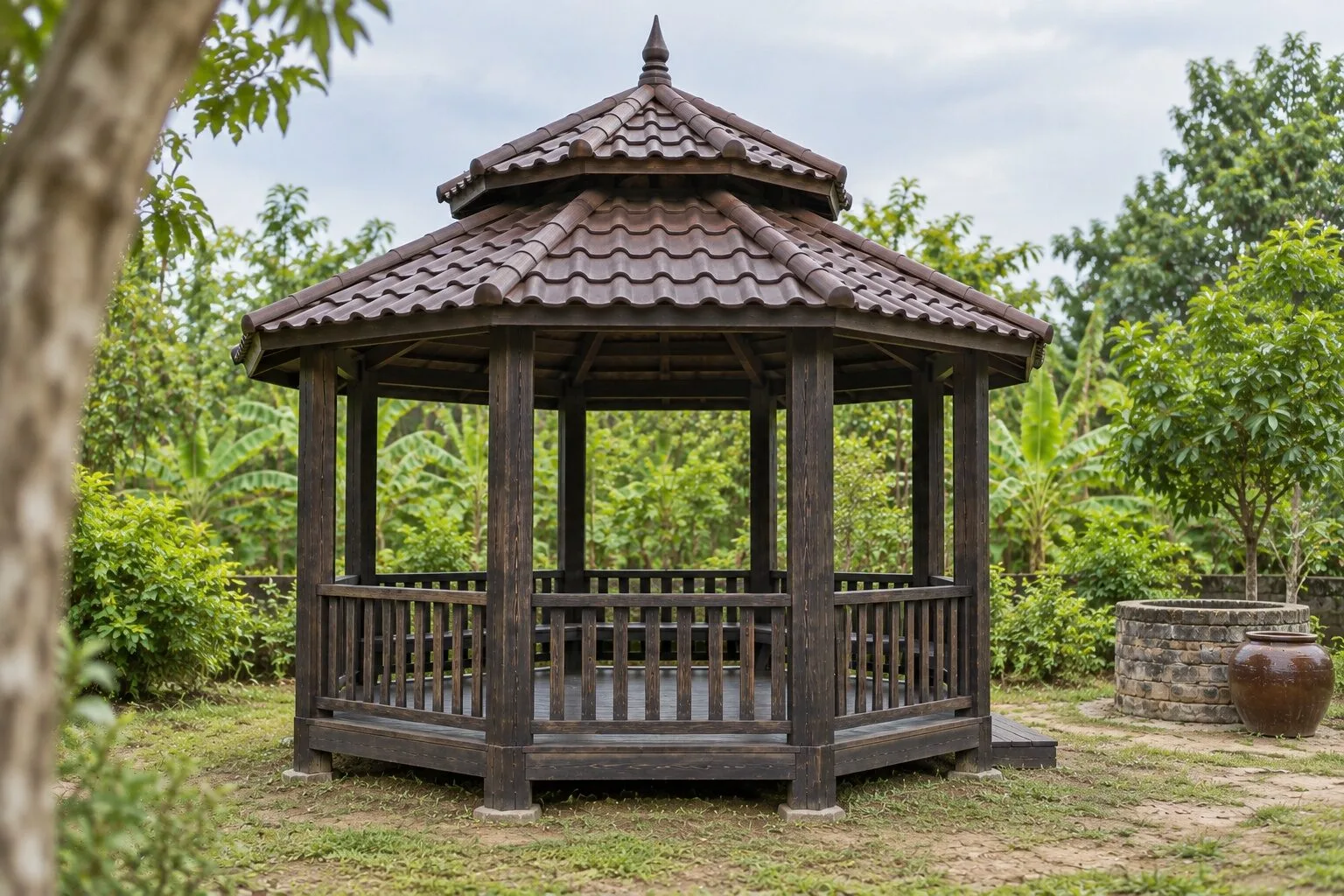 Chòi gỗ T98 bát giác màu gỗ cháy nhìn từ góc bên, cổ mái hở giữa hai tầng ngói, chóp gỗ trên đỉnh