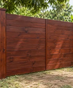 Cổng gỗ C46 nâu đỏ hai cánh ván ngang kín dưới tán cây xoài