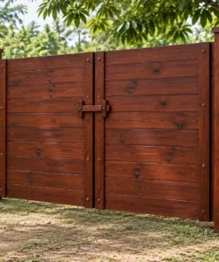 Cổng gỗ C46 – mặt sau, then gỗ ngang tầm tay giữa hai cánh