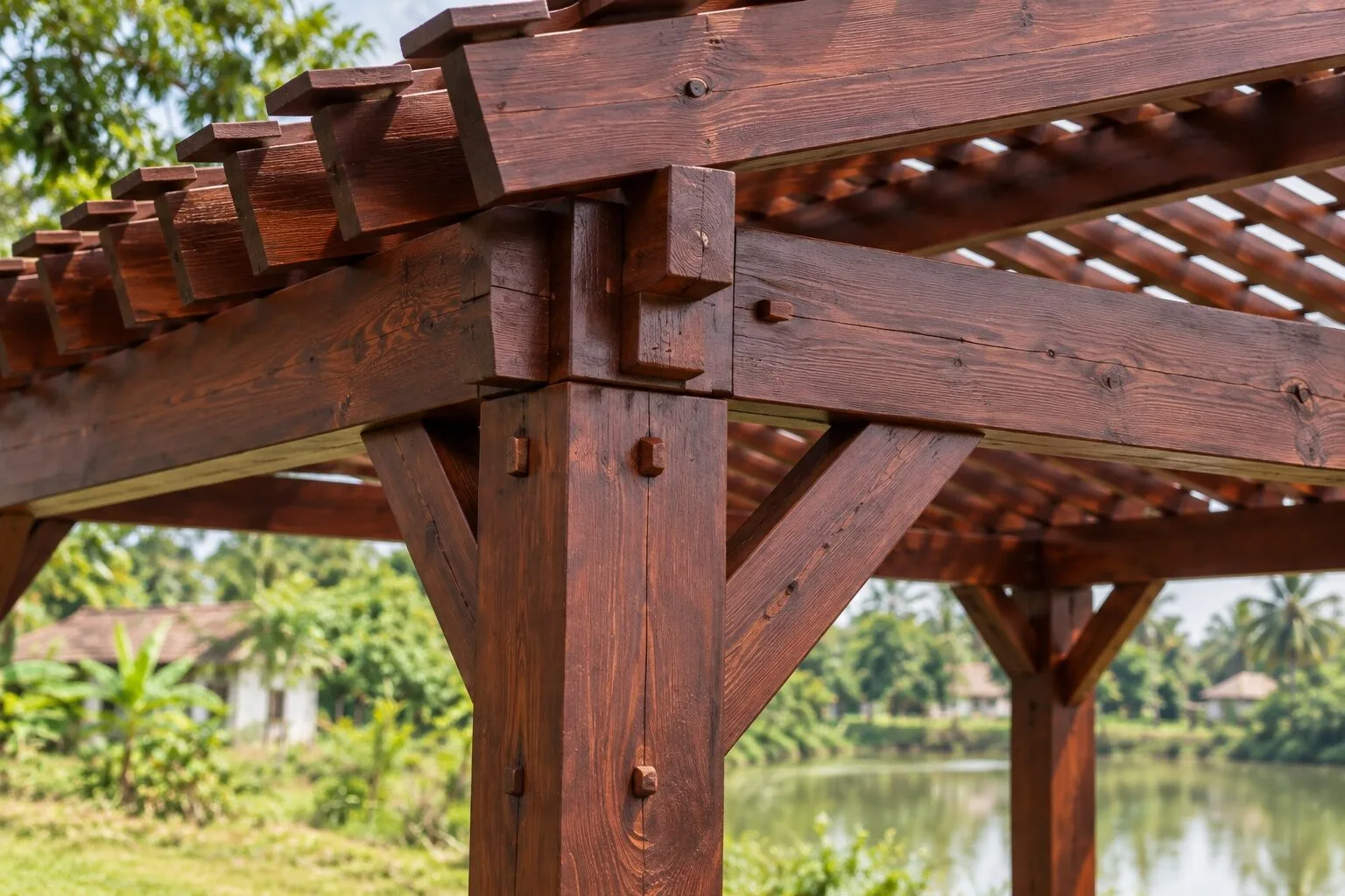Cận đầu cột giàn P41: dầm ôm đầu cột, chốt gỗ vuông, thanh chống chéo xiên từ cột lên dầm
