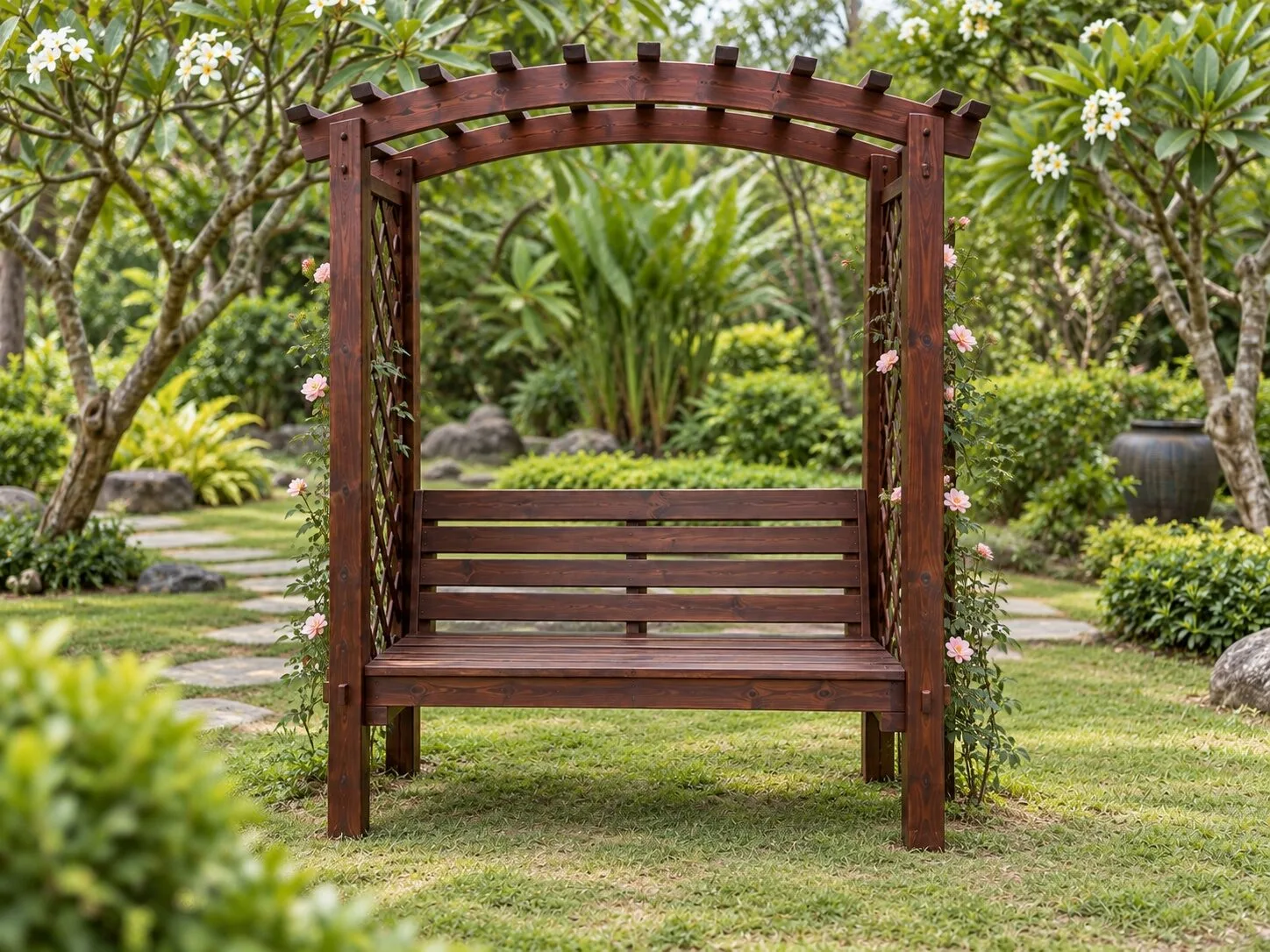 Vòm hoa P42 nâu cánh gián nhìn thẳng: ghế băng tựa nan ngang giữa hai vách mắt cáo, vòm cong phía trên, vườn cây phía sau