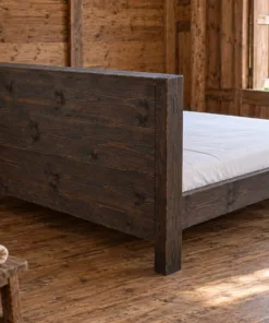 Giường gỗ GN21 – nhìn từ sau, vách ván phẳng không lộ hộc