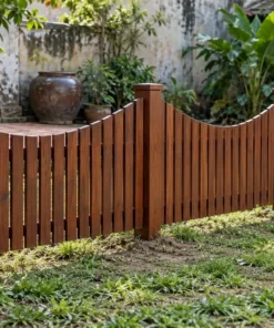 Hàng rào gỗ HR16 nâu đỏ trước sân nhà cổ có chum sành, đỉnh võng giữa mỗi nhịp