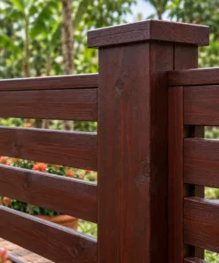 Hàng rào gỗ HR22 – cận cảnh trụ mũ vuông có gờ, nan chạy qua mặt trụ